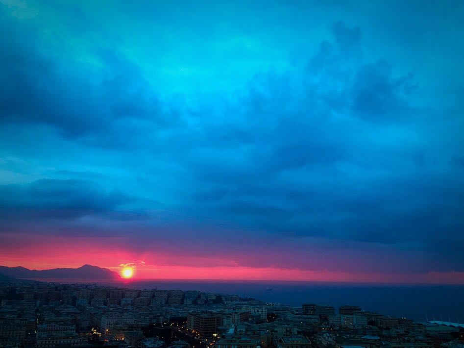 Il sole si fa largo tra le nuvole, le spettacolari immagini dell'alba di Genova
