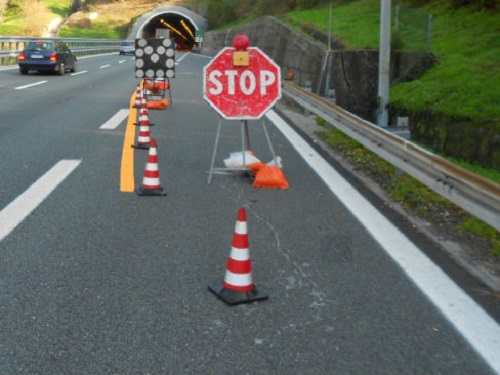 Giallo in A10, operaio investito da un camion che si allontana senza fermarsi 