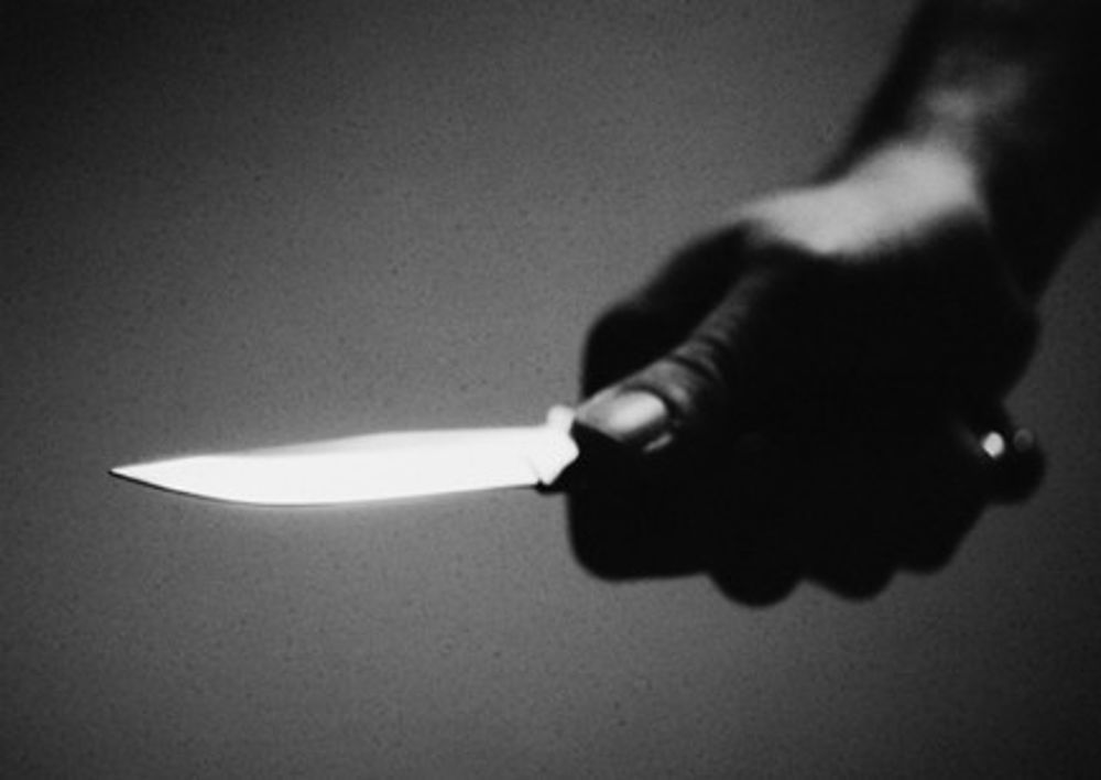 Accoltella un uomo, fugge in Albania ma poi torna dai parenti: arrestato