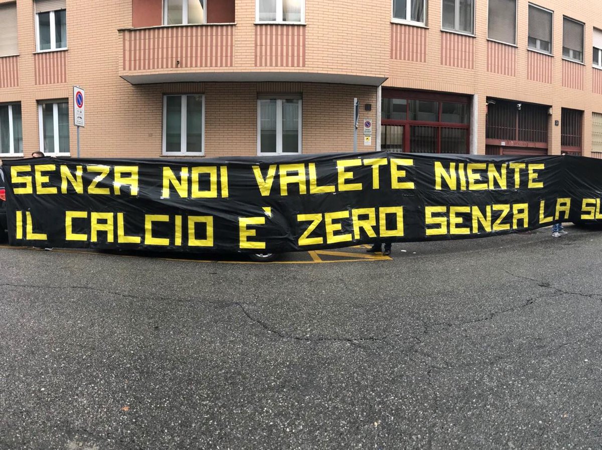 Striscione degli Ultras Tito Cucchiaroni davanti alla Lega Calcio: No al calcio spezzatino 