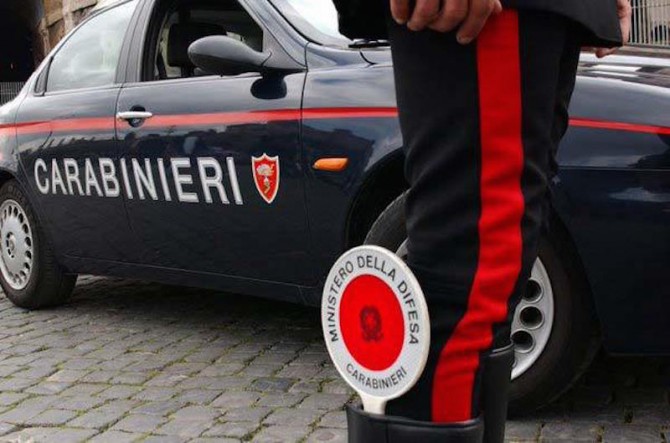 La madre non lo fa entrare in casa, la minaccia e aggredisce i carabinieri