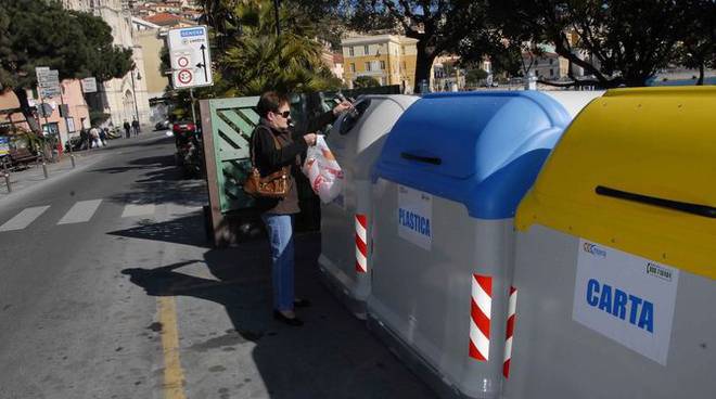 Rifiuti, scontro al Tar per la raccolta differenziata a Imperia
