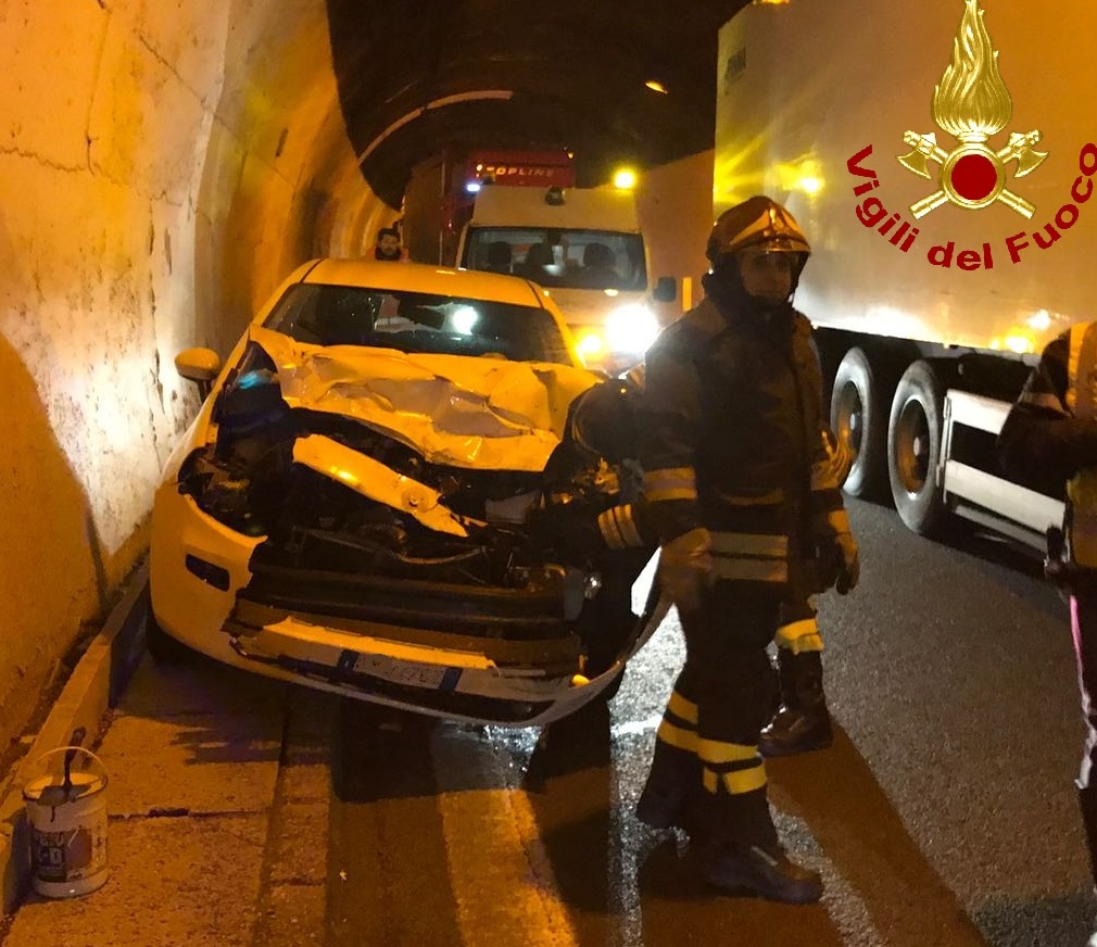 Tamponamento a catena in A12, autostrada chiusa e disagi