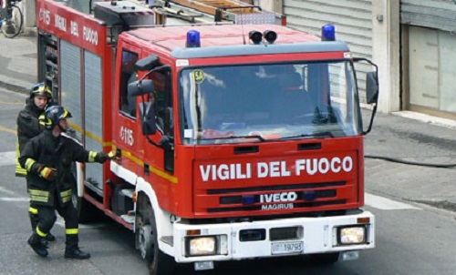  Il piano cottura prende fuoco, minorenne sola in casa chiama i soccorsi 