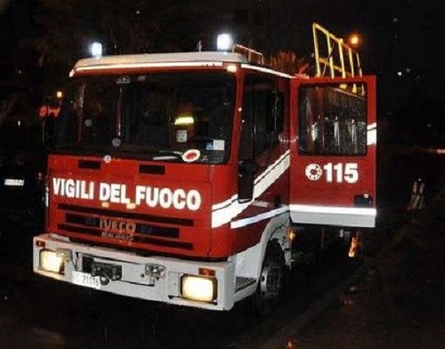 Varazze, fiamme in un gabbiotto sull'Aurelia: è la seconda volta in un mese