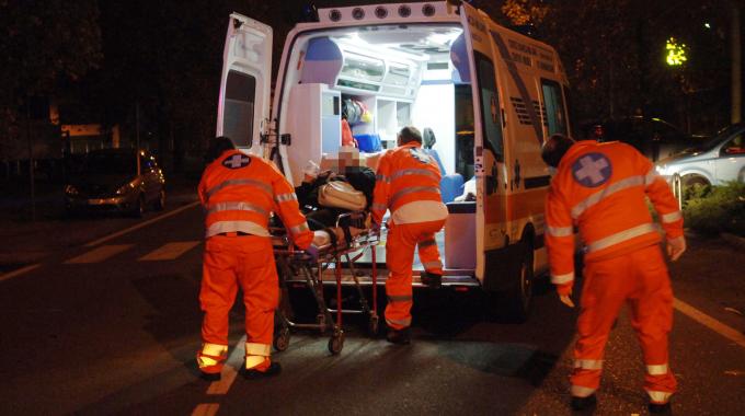 Perde il controllo dell'auto e finisce fuori strada, automobilista trasportato in ospedale