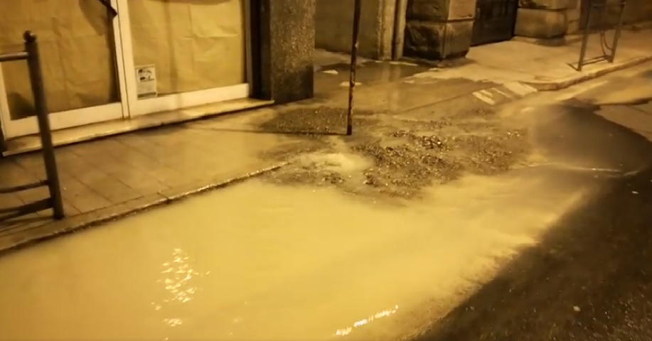 Si rompe una condotta, via Volta invasa dall'acqua