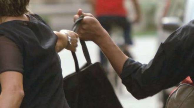 Scippa un'anziana per strada alla Foce, due ragazze lo rincorrono e lo bloccano