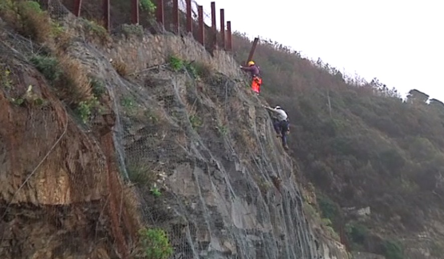 Frana in Aurelia, strada riaperta al transito in entrambe le direzioni di marcia