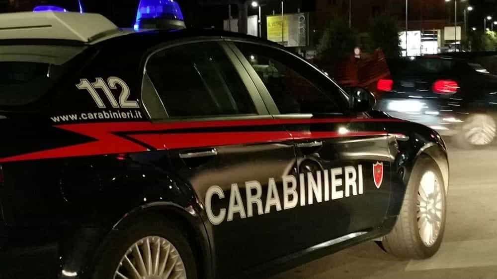Agguato con una pistola sotto casa, 47enne grave: un arresto 