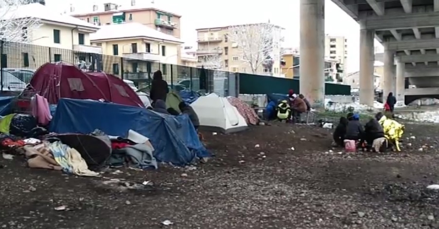 Maltempo, ancora decine di migranti al freddo su greto Roja 
