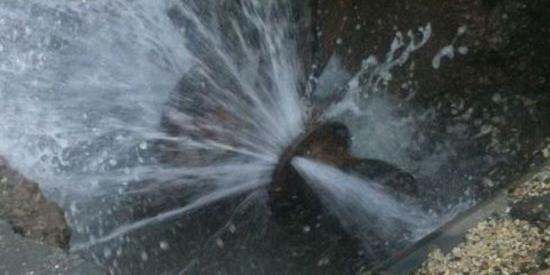 Doppia rottura nelle tubature dell'acqua, rischio lastre di ghiaccio in città