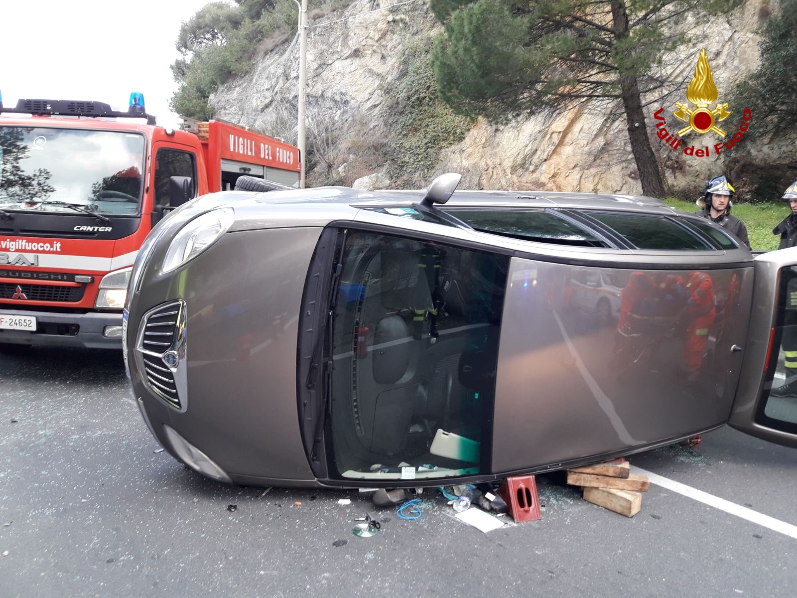 Si cappotta con l'auto, donna estratta dai pompieri: traffico in tilt sull'Aurelia