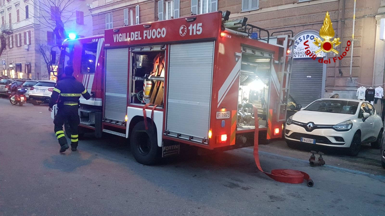 Lavatrice prende fuoco, incendio in casa a San Fruttuoso: in salvo il gatto del padrone  