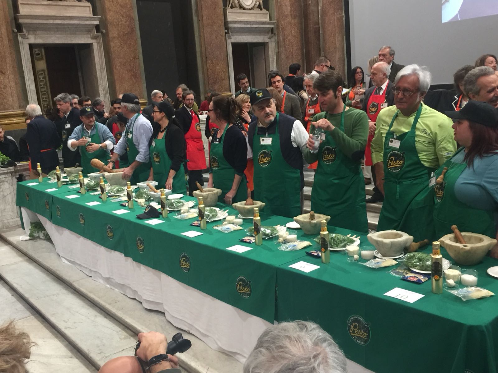 Sfida a colpi di mortaio e pestello, ecco i dieci finalisti del mondiale di pesto