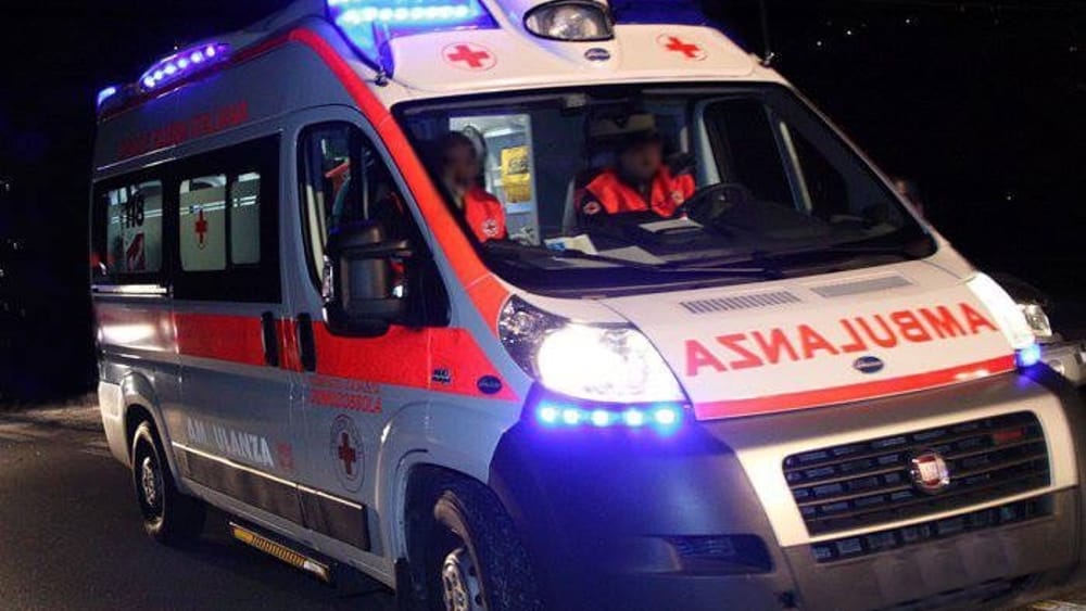 Incidente con la moto, grave all'ospedale un centauro