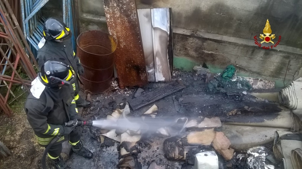 Incendio a Genova Multedo: in fiamme scarti industriali