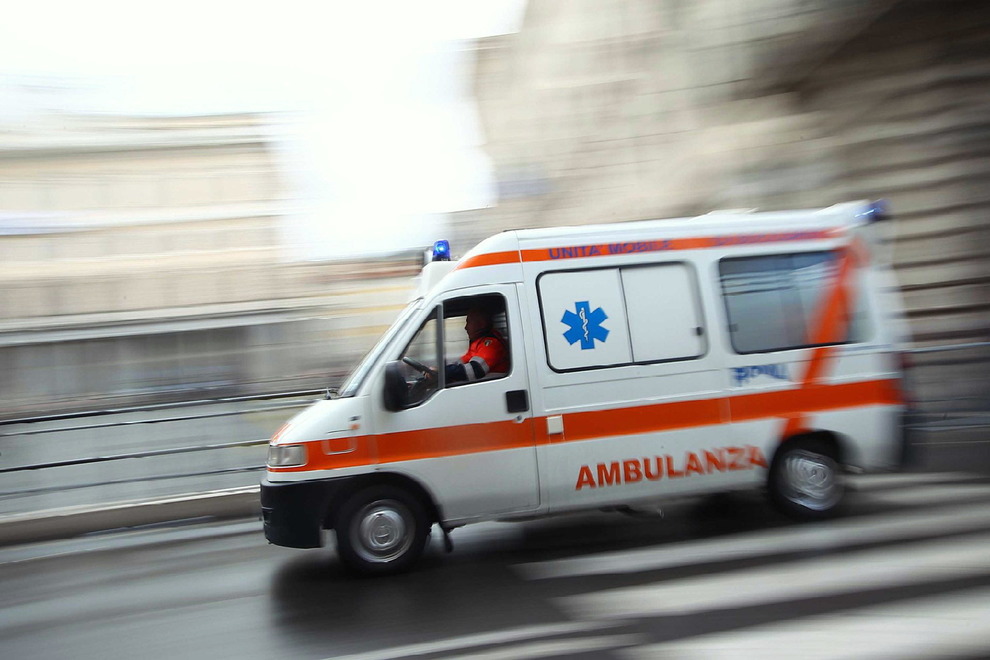 Incidente moto-furgone, giovane centauro all'ospedale 