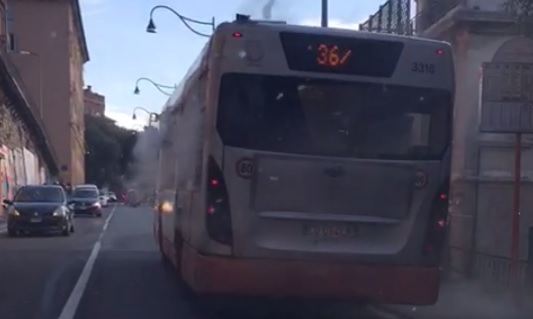 Amt, guasti a raffica sui bus: fumo dal motore sulla linea 36