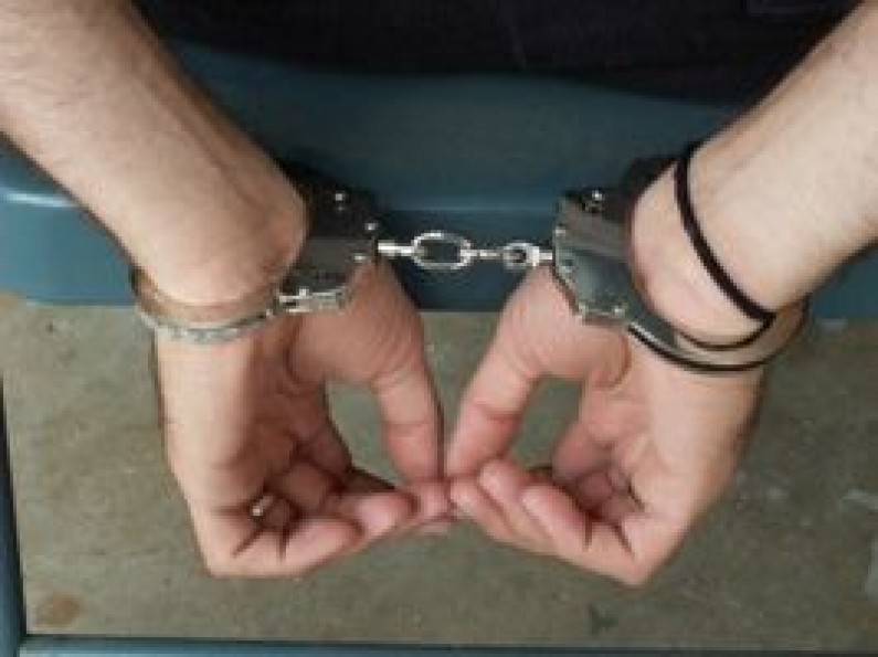 Pugno ad una cassiera per rubare la merce, un arresto e una denuncia 