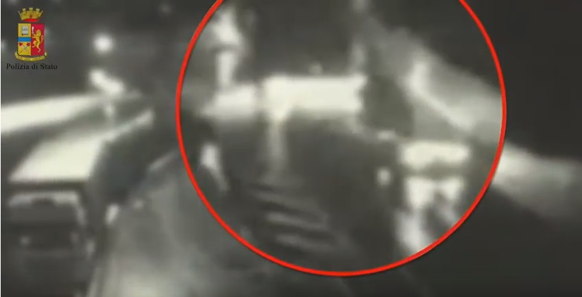Inversione di marcia sull'autostrada A7, fermato tunisino. Il video della manovra