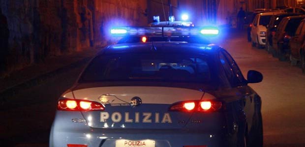 Ruba uno scooter, non si ferma all'alt e aggredisce gli agenti: arrestato