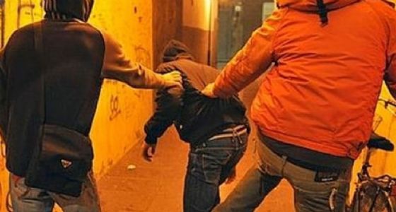 Calci e pugni per rubare un cellulare, marocchino fermato dai carabinieri