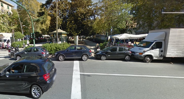 Prodotti falsi al banchetti di piazza Palermo: denunciato un commerciante