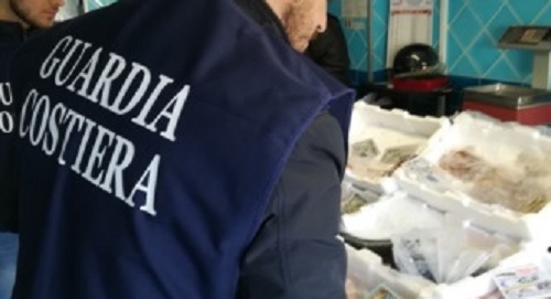 Sequestrate a Genova due tonnellate di pesce surgelato