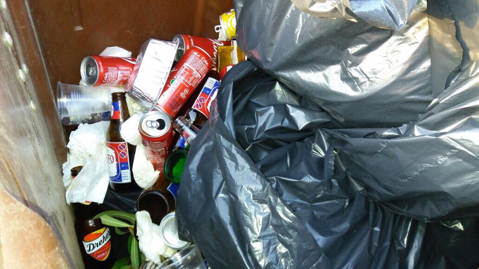 Fruga nella spazzatura della vicina per ottenere informazioni su di lei