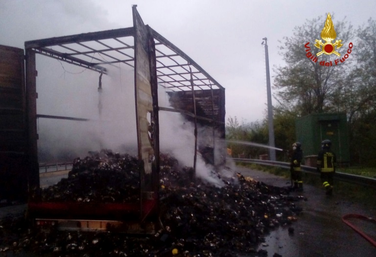 Autoarticolato in fiamme sull'A12, trasportava caffè ed orzo 