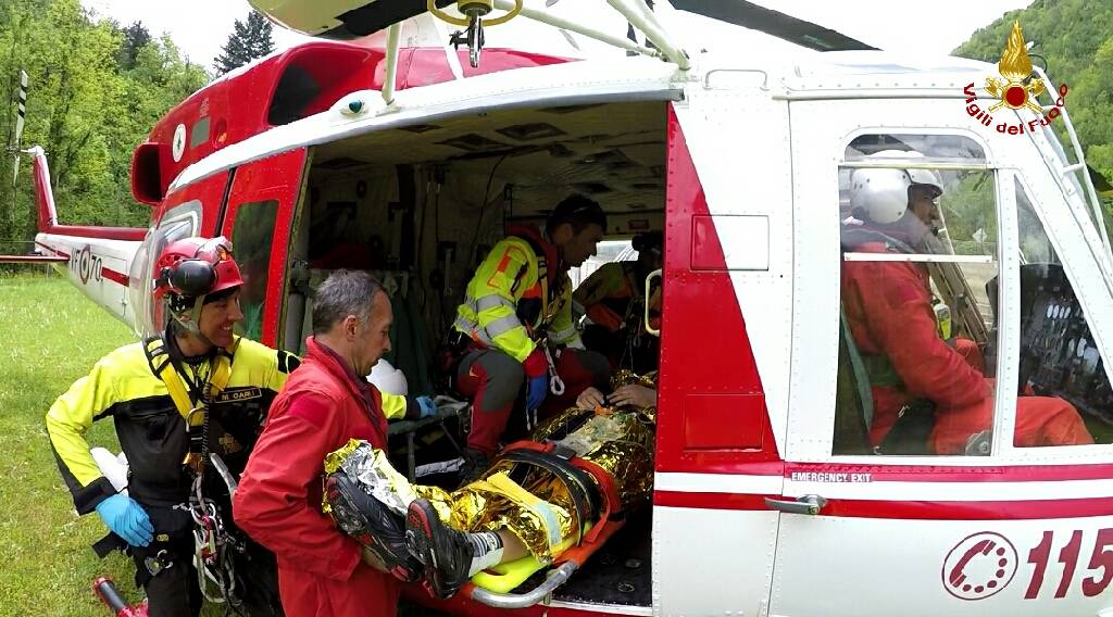 Ciclista contro auto parcheggiata a Montebruno: è grave