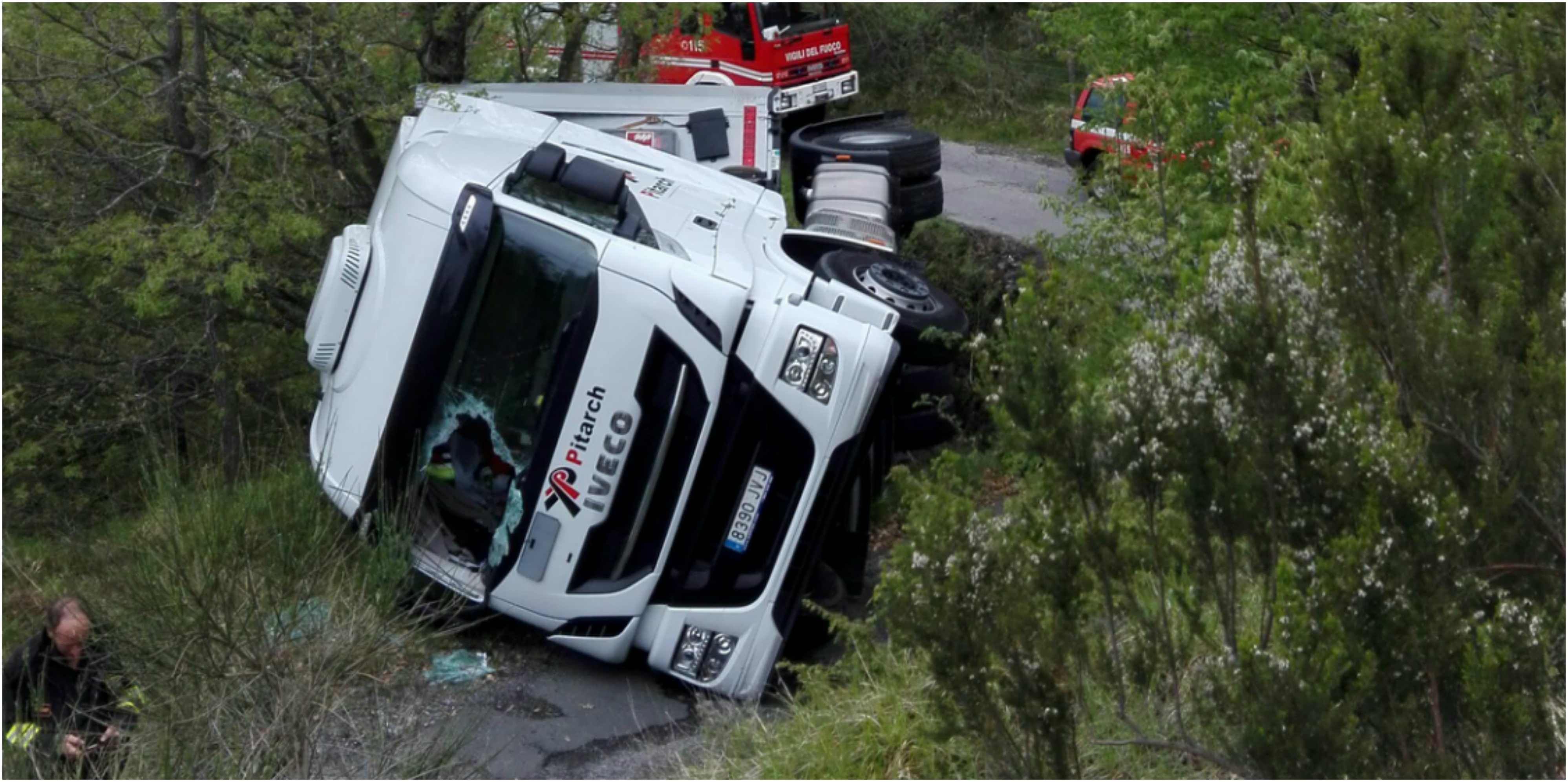 Autista sbaglia strada e il tir si ribalta nei pressi di Varese Ligure