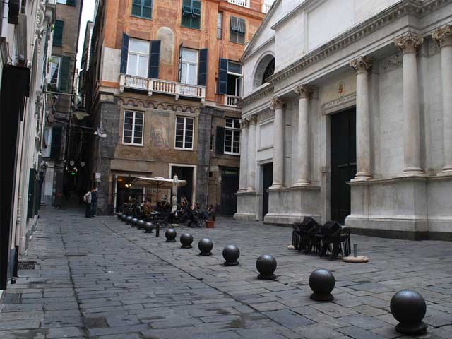 Centro storico: giovane sputa ai passanti e li minaccia con un coltello