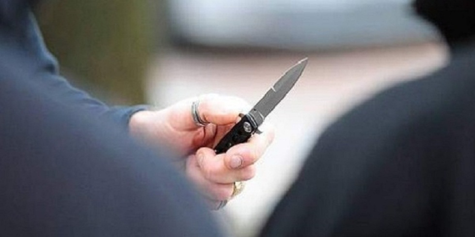 Rapina in farmacia col coltello, uomo braccato dalla polizia