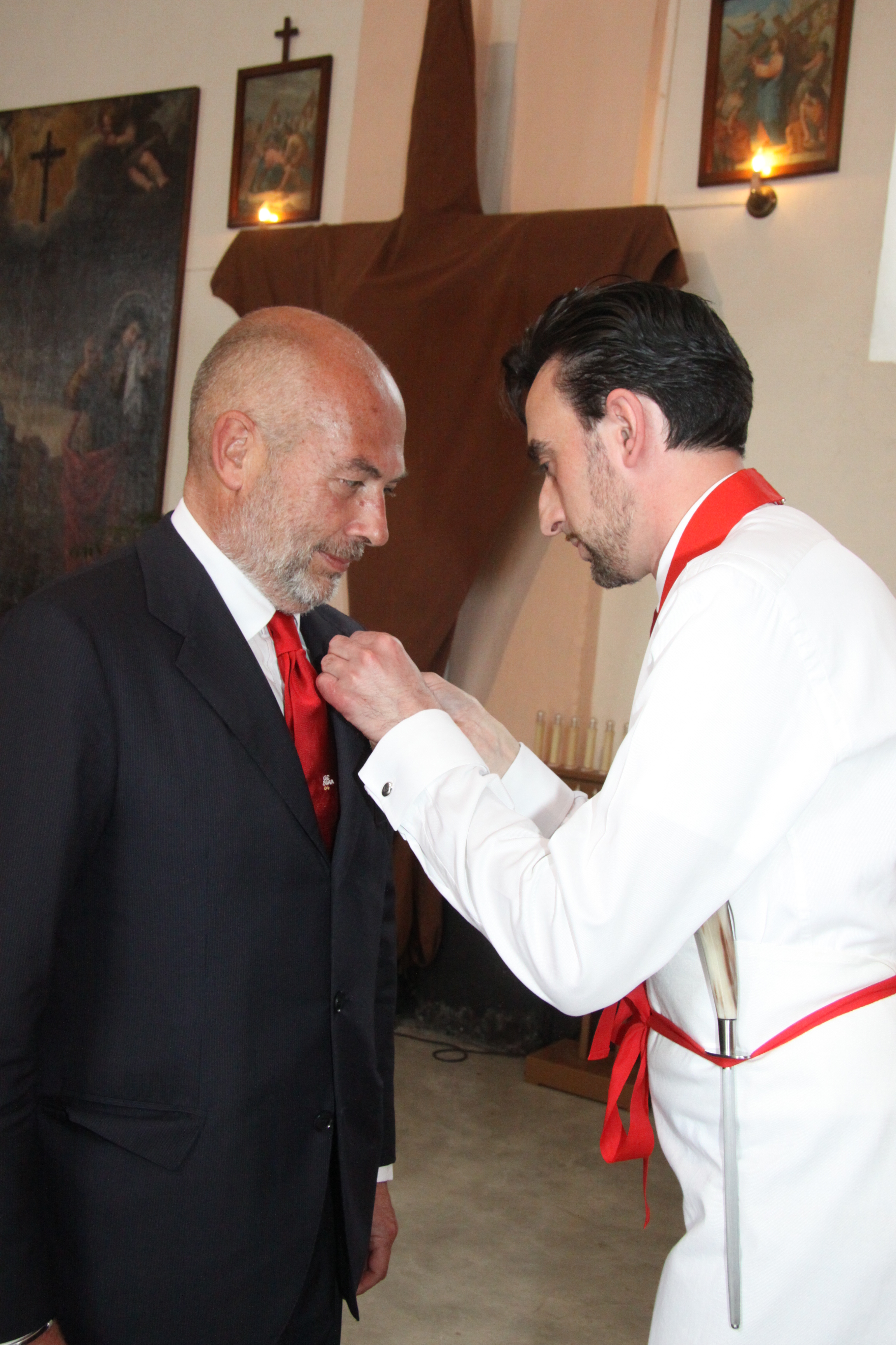 Il sindaco Bucci veste rosso, ma è solo per il Protettorato del Salame