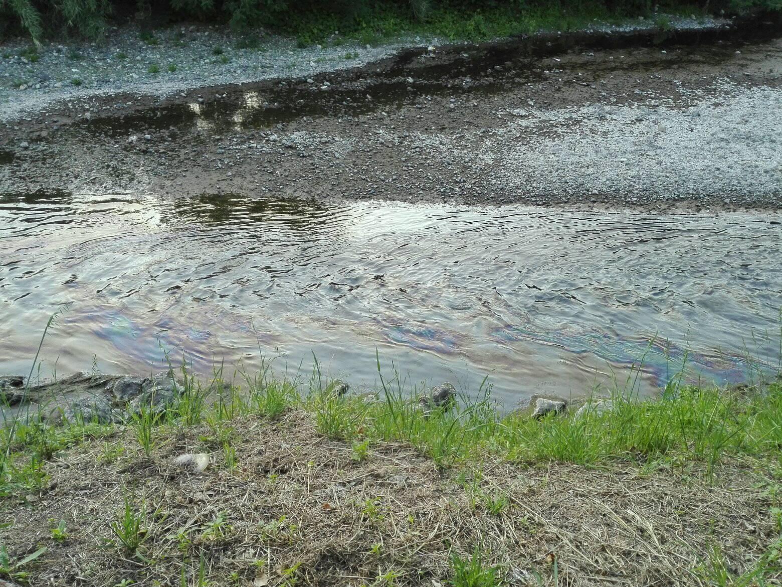 Sversamento di gasolio nel torrente, allarme alla foce del Petronio a Riva Trigoso