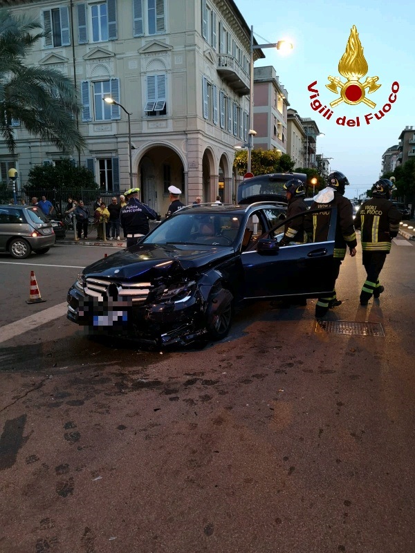 Incidente stradale, il guidatore resta incastrato tra le lamiere dell'auto 