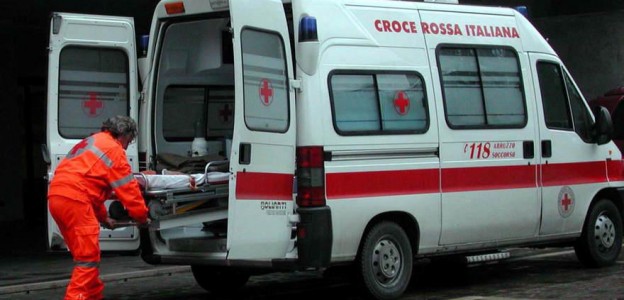 Cade rovinosamente mentre va in bicicletta, 40enne grave all'ospedale 