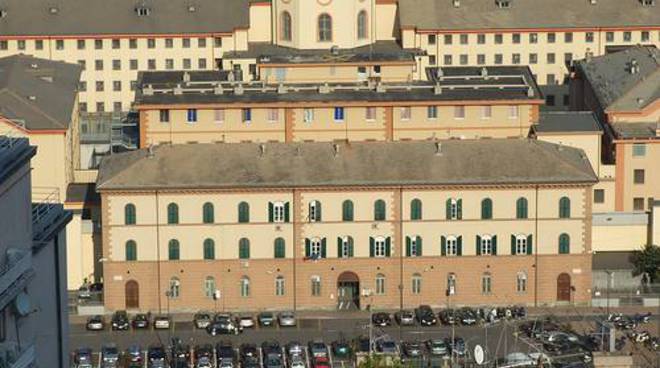 Detenuto tenta di evadere dal carcere di Marassi: preso