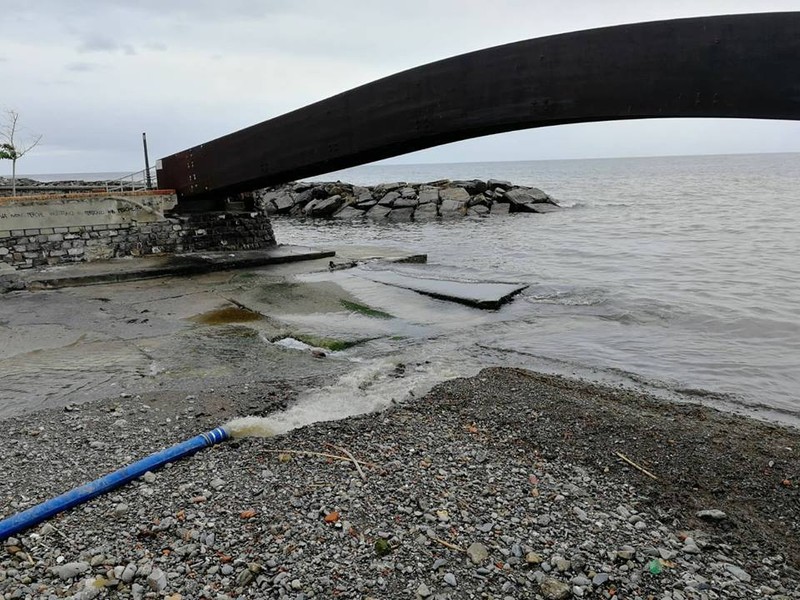 Sversamento di fogna in spiaggia, scatta il divieto di balneazione