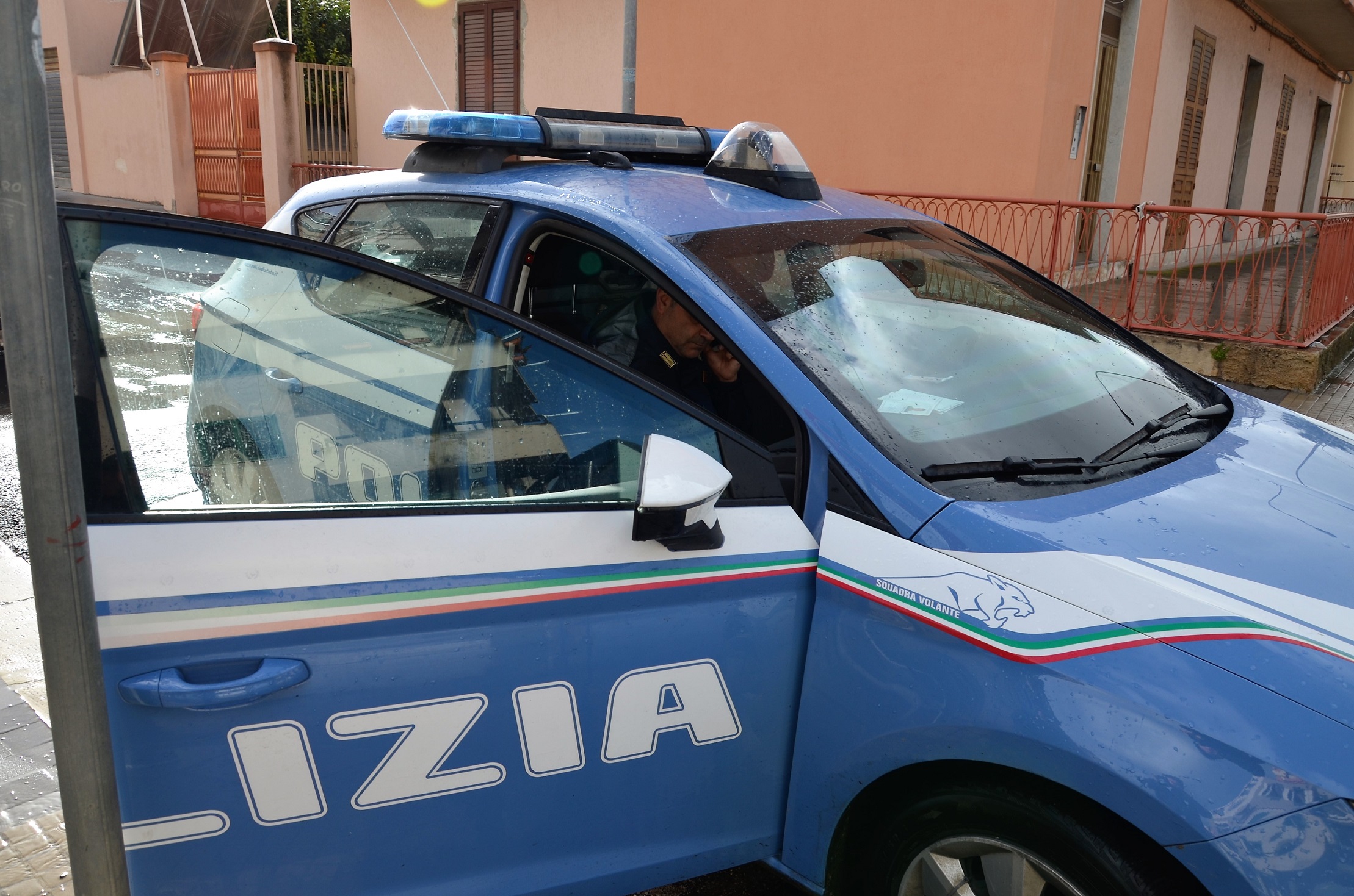 La Polizia arresta una coppia di ladri: erano i 'Bonnie e Clyde' dei supermercati