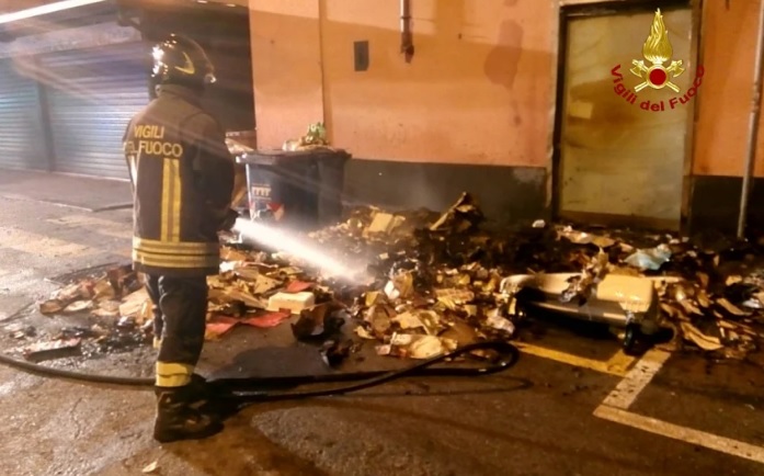 Brucia un cassonetto a Sestri Ponente, le fiamme avvolgono i motorini parcheggiati