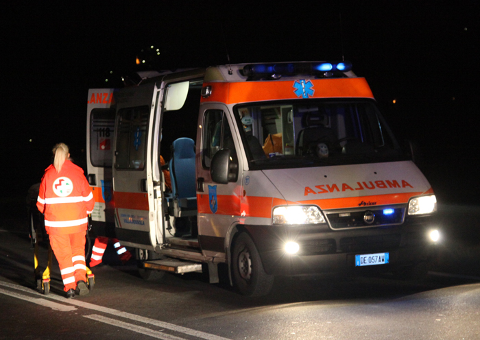 Frontale sull'Aurelia tra un'auto e una vespa, morto un uomo di 62 anni  