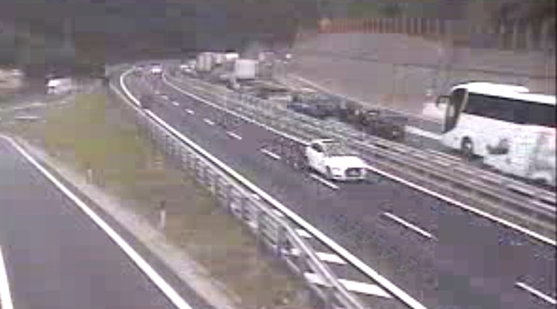A12, tamponamento a catena in galleria: coda al bivio con la A7