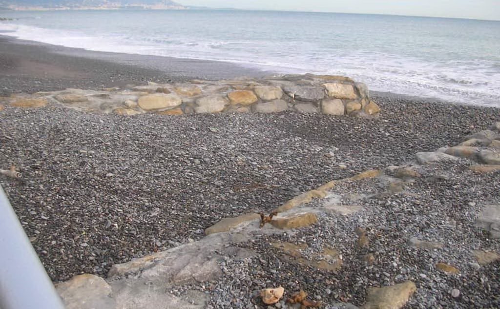 Mistero alla spiaggia di Bordighera, ritrovato il cadavere di un uomo