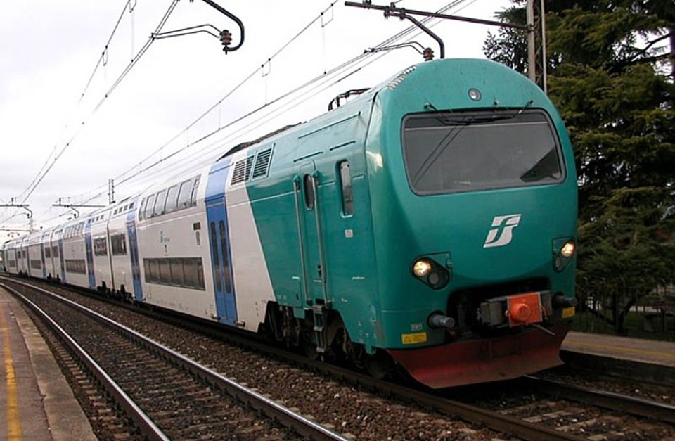 Donna travolta da un treno alla stazione di Diano Marina: è grave