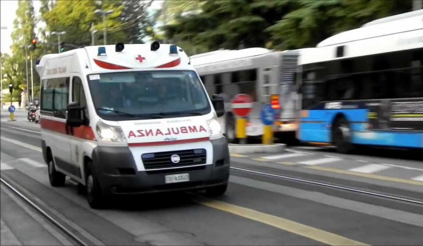 Scontro auto-scooter all'alba: in due gravi all'ospedale