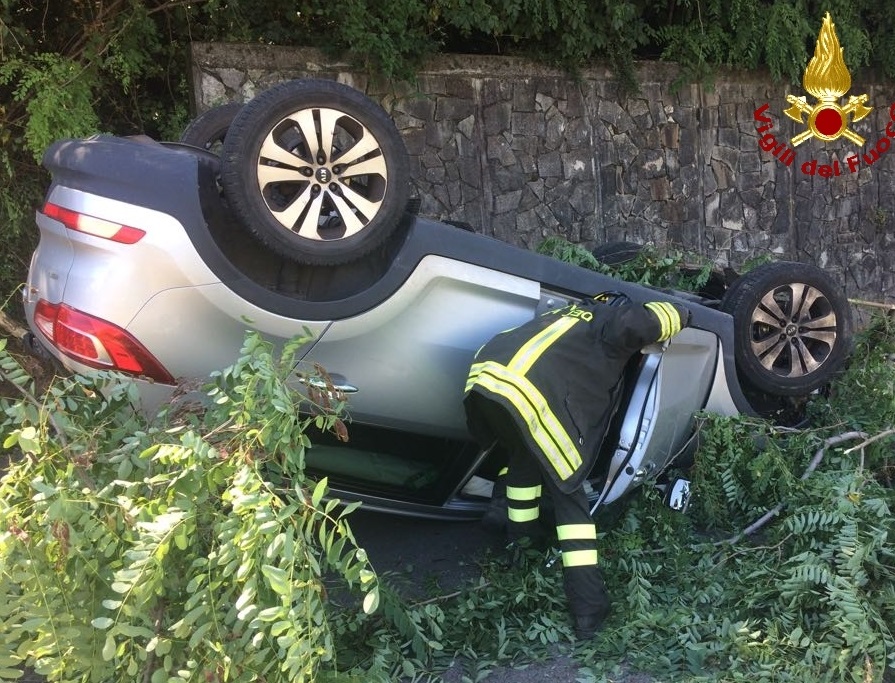 Perde il controllo dell'auto e si cappotta, 3 feriti all'ospedale  