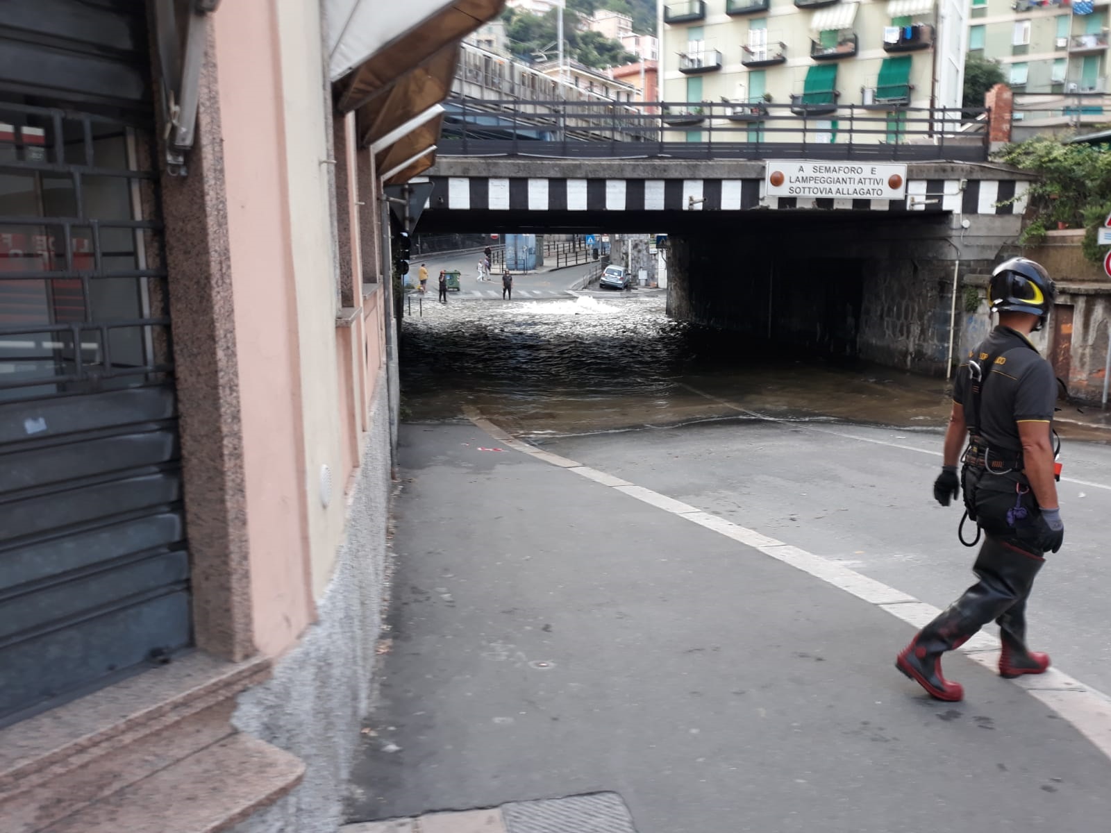 Si rompe tubo fognario, chiuso il sottopasso di Brin